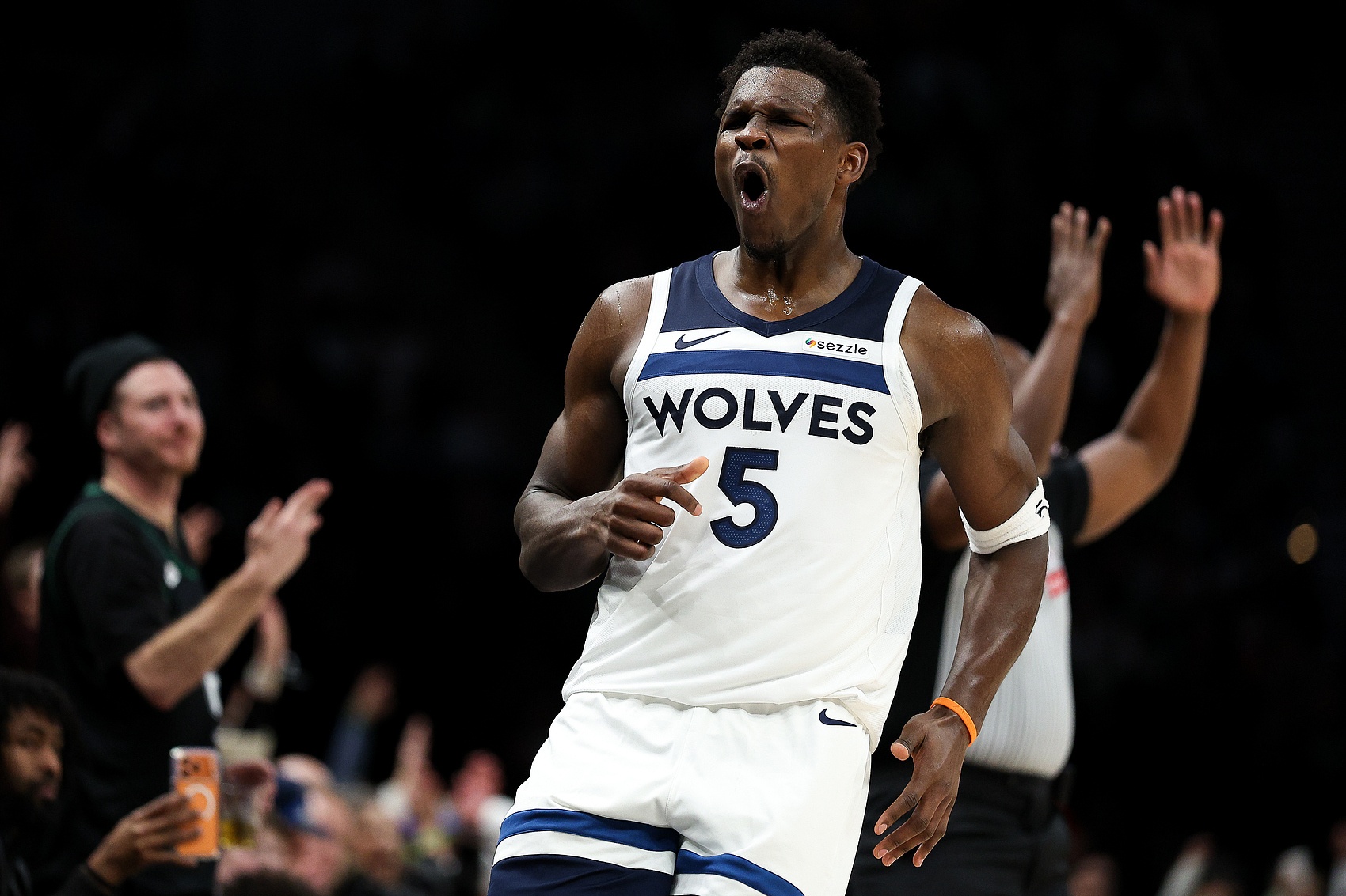 皇冠体育-小里弗斯：爱德华兹本赛季表现被低估 他一直保持着高水准