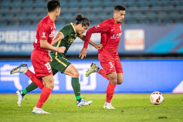 皇冠体育APP-国安赛季首次阻击前四球队 斯坦利打磨防守见成效